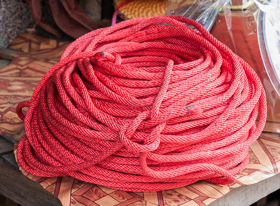 合成红色绳索旋转工艺纤维材料缠绕篮子纺织品针织蓝色背景图片