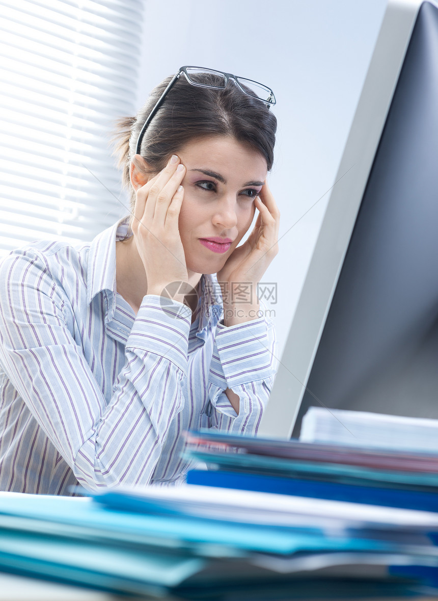 患有头痛的疲劳女商务人士寺庙女性压力疼痛悲伤人士负担办公室眼镜身体图片