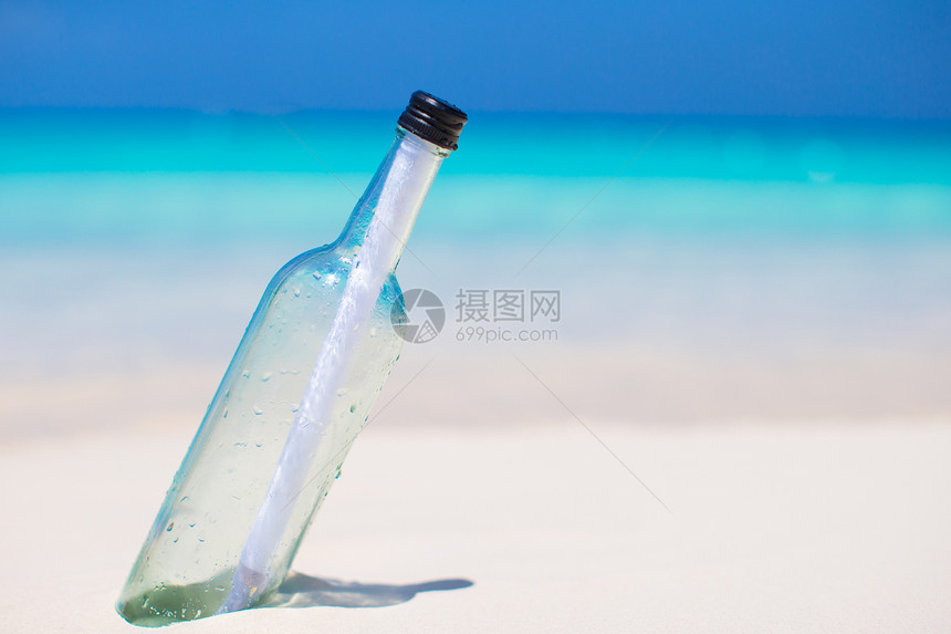 白沙中埋有口信的瓶子软木救援阳光贝壳旅游孤独幸存者旅行气泡沙漠图片