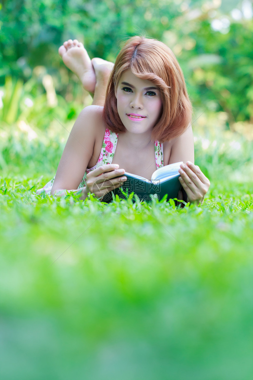美丽的亚洲女人成人女性季节棕色休闲活动焦点选择性公园年轻人图片