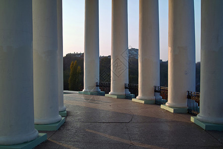 科隆纳德colonnade城市首都细节柱子古建筑蓝天信息建筑柱廊背景图片