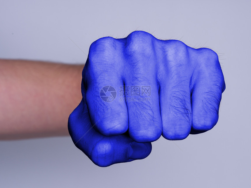 拳打男人的拳脚蓝色头发手腕关节压力男性白色拳头斗争皮肤图片