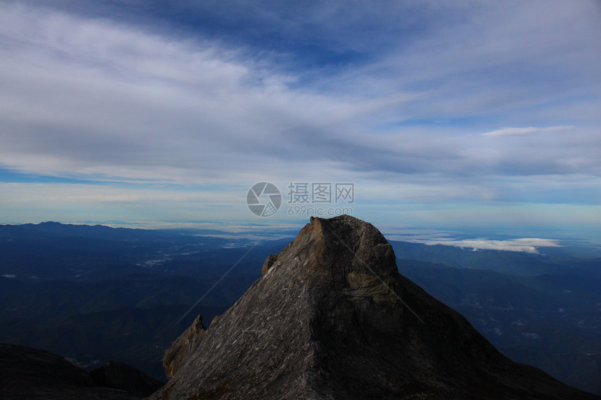 科塔克里雅巴卢国家公园的山峰攀登游客天空顶峰遗产大本营石头岩石高度首脑蓝色图片