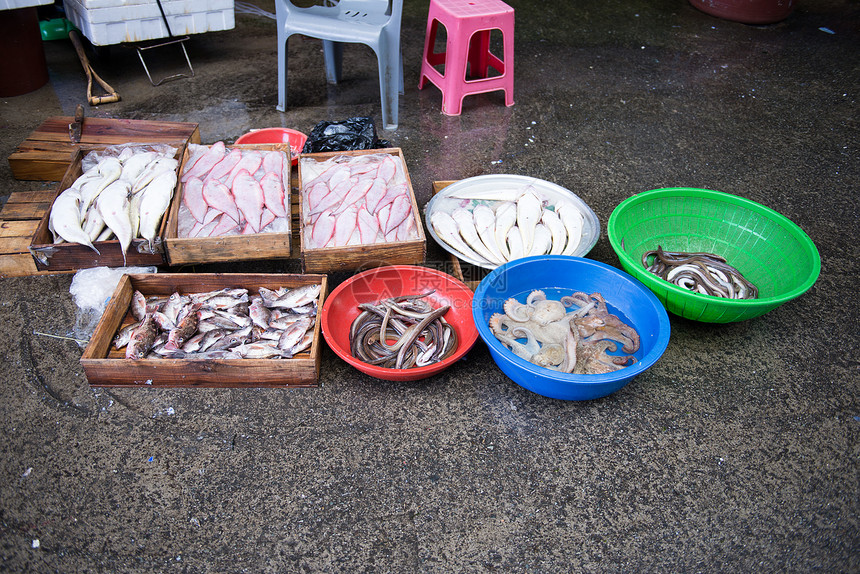 Yeosu当地鱼市场街道销售量渔夫尾巴钓鱼海鲜眼睛零售摊位店铺图片