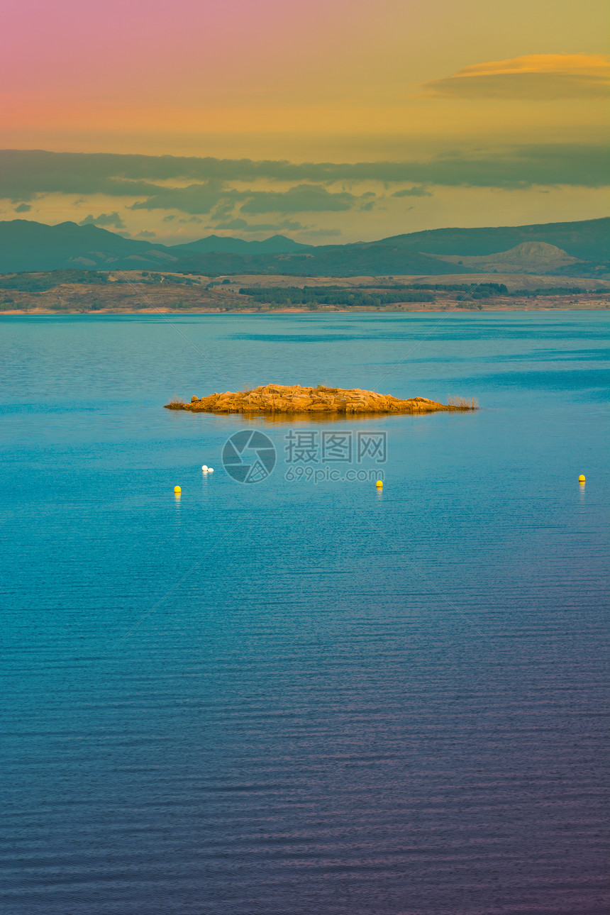 山区湖芦苇日落风景石头海岸支撑岩石反射旅游海岸线图片