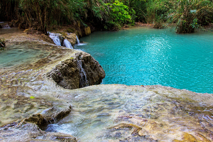 Kuang Si瀑布激流植物荒野风景瀑布运动丛林热带溪流绿色图片