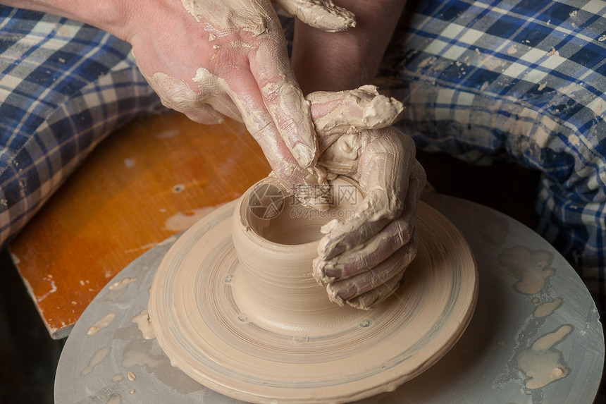 陶匠的手作坊专注血管车轮制品水壶压力手工业工作拇指图片