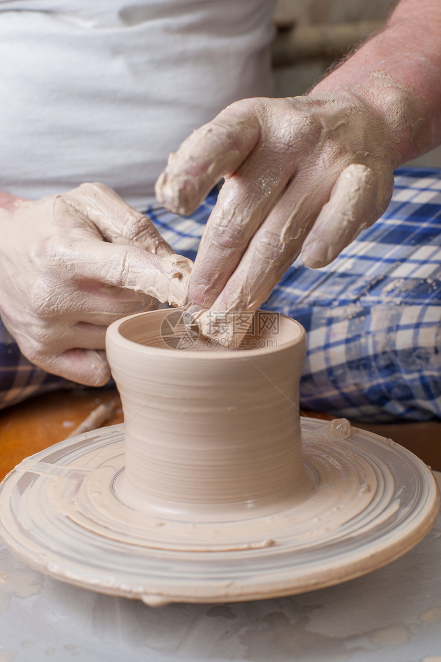 陶匠的手作坊手工陶瓷黏土专注制造业工作杯子车轮制品图片