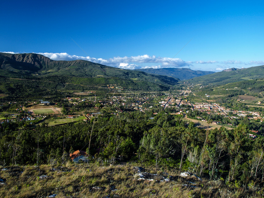 Samaipata村周围的景观蓝色风景天气绿色游客乡村岩石丛林天空村庄图片