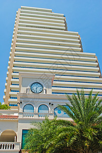 时钟在塔上艺术蓝色白色建筑天空时间背景图片