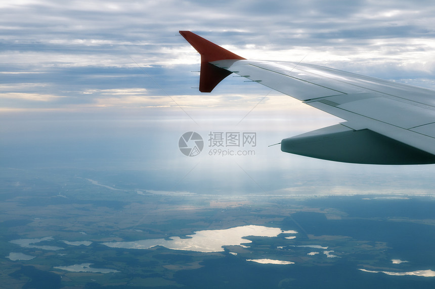 从飞机上查看土地阴霾天空空气戏剧性运输蓝色翅膀旅行航班图片