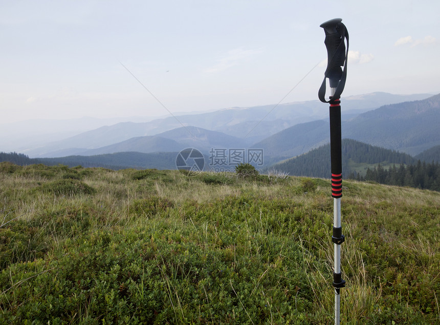 在喀尔巴阡山远足旅行地形登山杖运动场景森林城市乡村风景爬坡图片