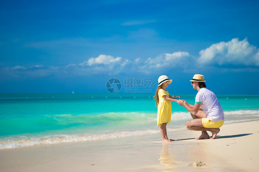 可爱的小女孩和爸爸 在热带异国海滩上海洋家庭假期女儿女孩情调孩子男人父母海岸图片