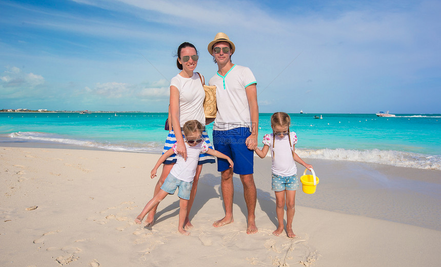 4个快乐家庭在海滩热带度假乐趣女儿男人异国海岸线男性幸福姐姐情调孩子图片