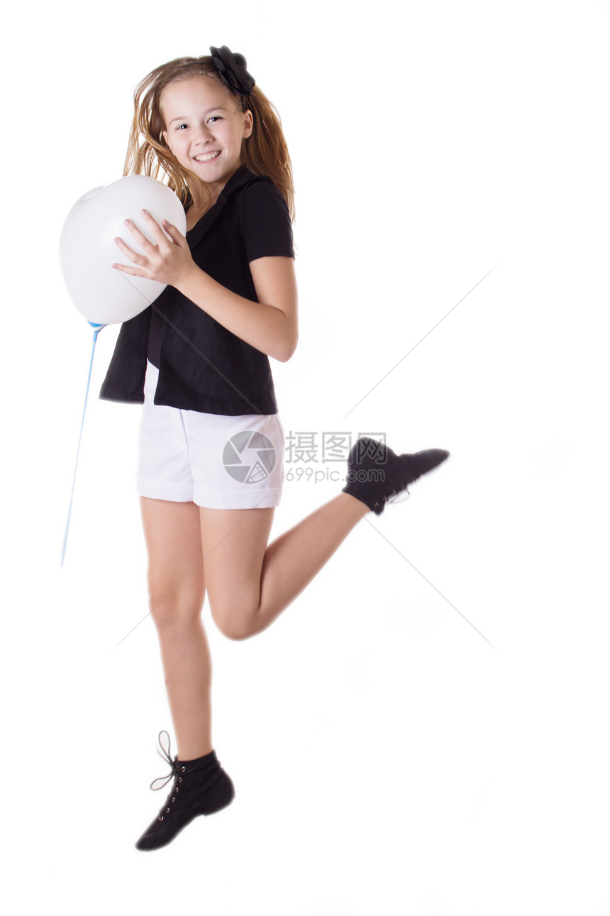 快乐女孩用心形气球跳跃图片
