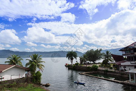 摩西小船和湖边背景