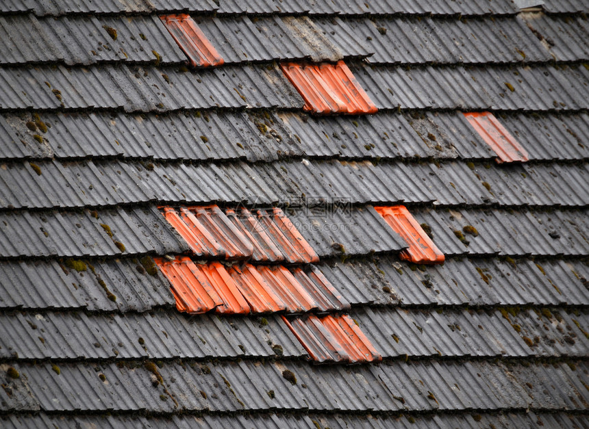 两个彩色瓷砖屋顶图片
