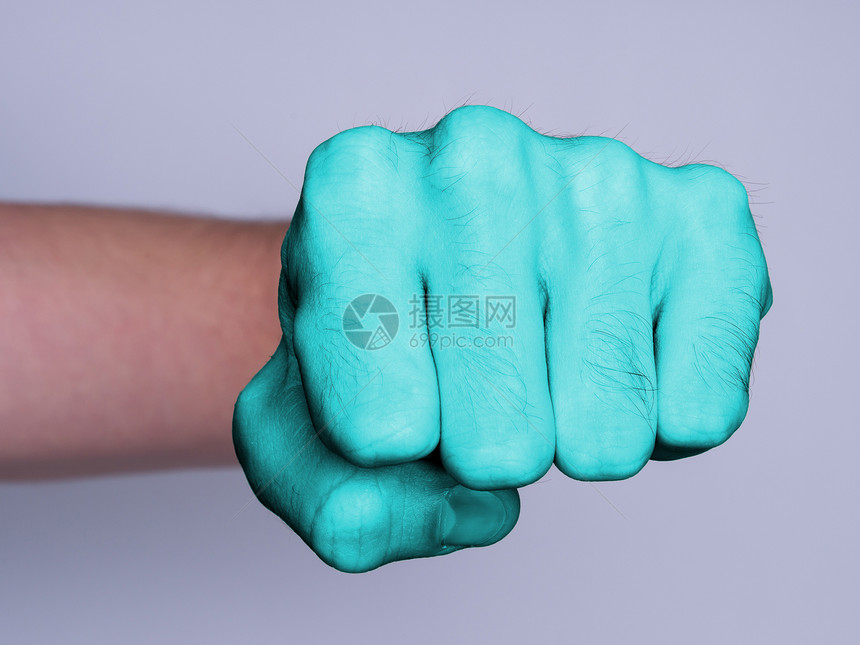 拳打男人的拳脚拇指男性力量皮肤白色头发蓝色压力冲孔拳击图片