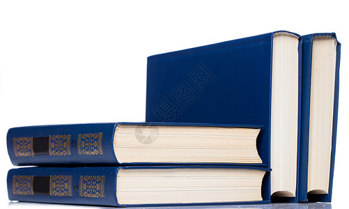 三本书籍 白色背景的旧书堆叠蓝色智慧文档数据出版物学习木头桌子大学图书馆背景