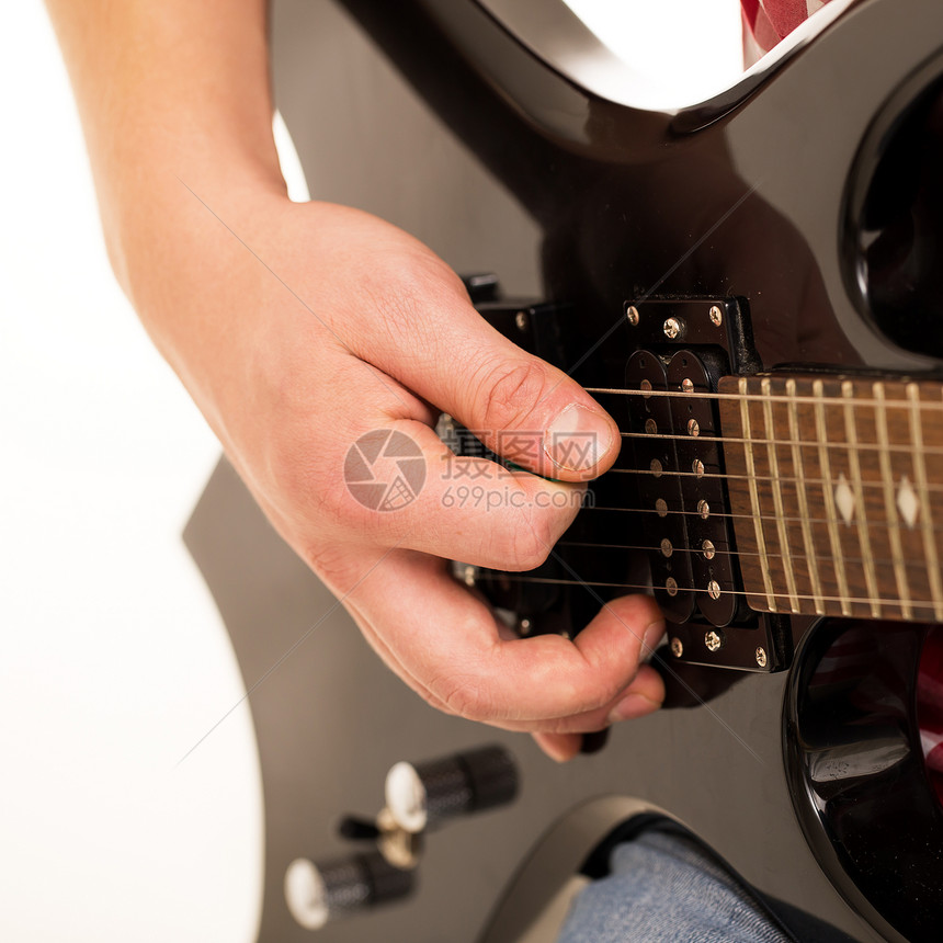 音乐 青年音乐家携带电子吉他娱乐流行音乐乐器艺术家细绳衬衫男性手指独奏演员图片