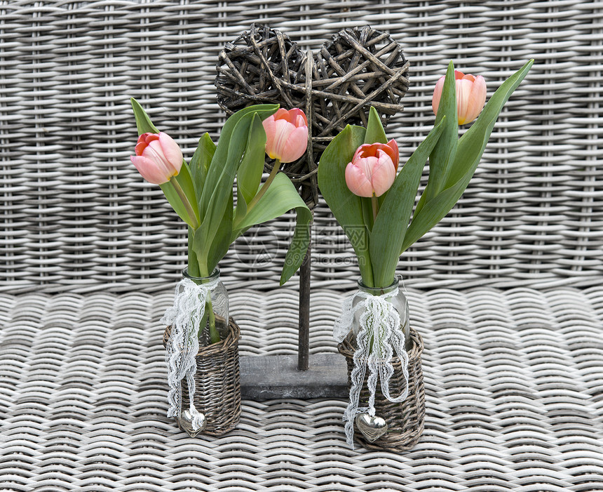 两个花瓶 有粉红色的郁金香花修剪郁金香白色竹子红色展示灰色妈妈们粉色芦苇图片