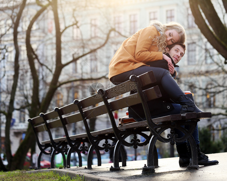 公园中漂亮的一对夫妇拥抱情绪长椅女孩裙子微笑男人发型夫妻家庭图片