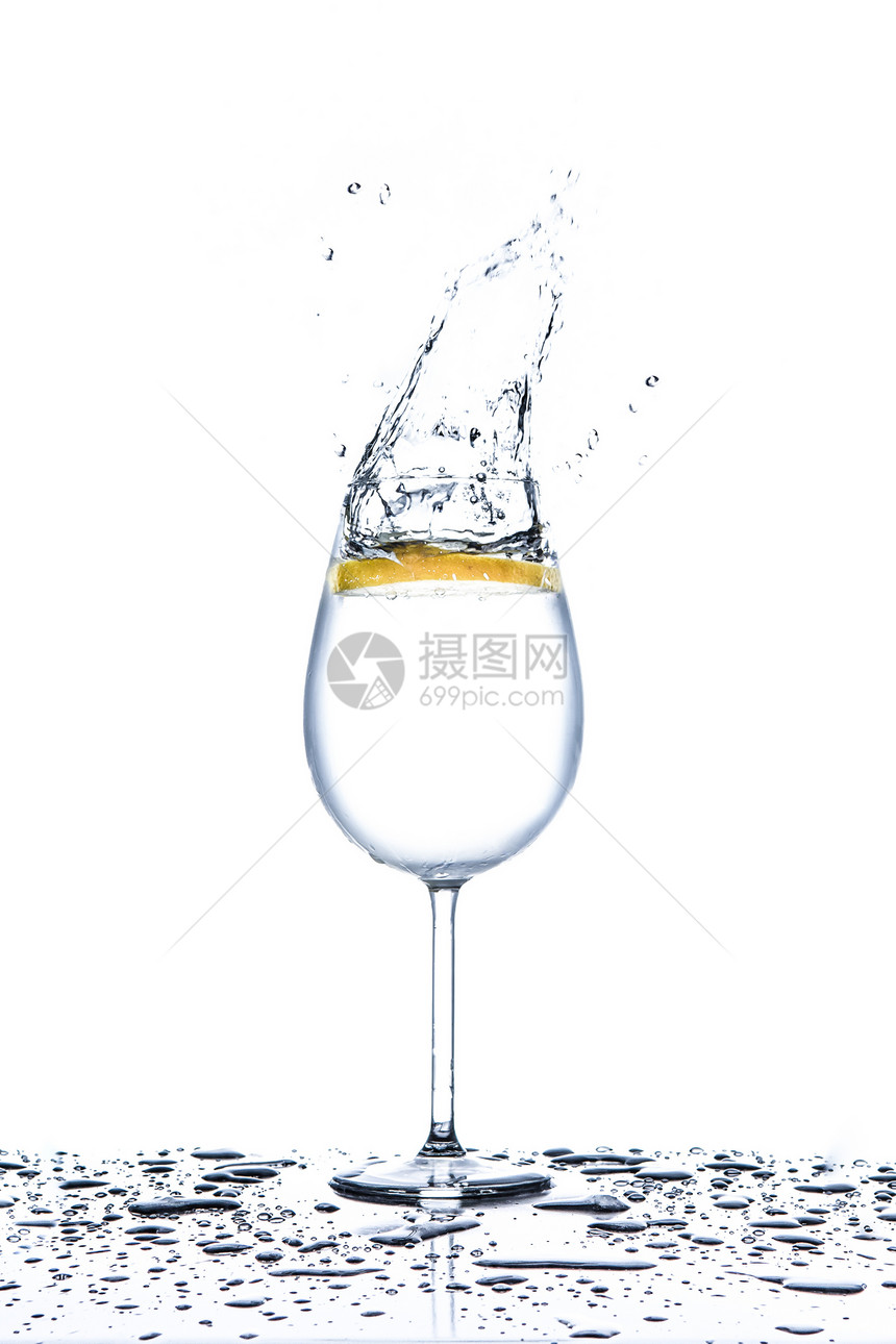 柠檬在白色背景上冲入水杯矿泉水口渴运动反射茶点水果气泡水滴流动玻璃图片