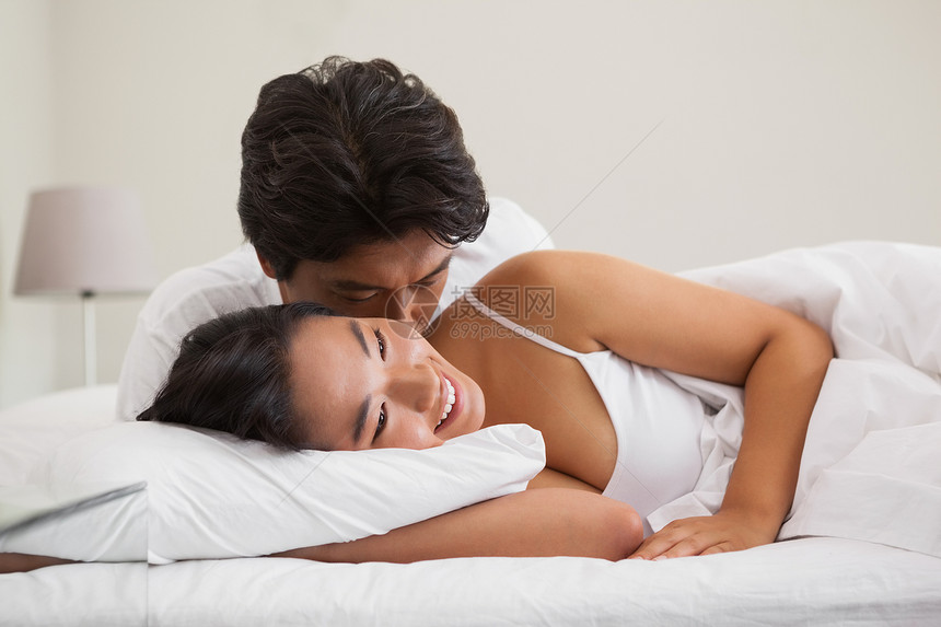 几对躺在床上和抱抱的情侣房子枕头男朋友亲密感微笑女朋友卧室住所快乐家庭图片