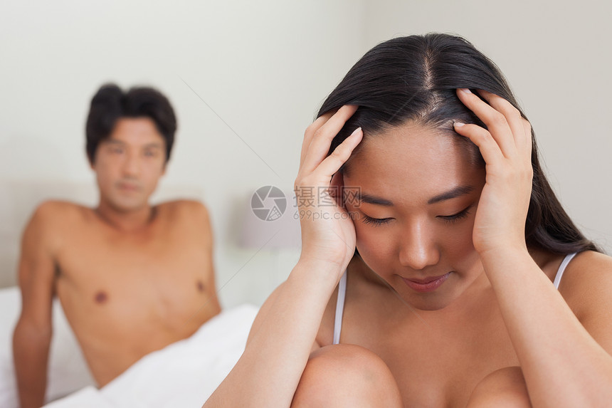 男朋友看着心烦意乱的女朋友 坐在床尾膀子女性夫妻思维男性男人被子闲暇房子住所图片