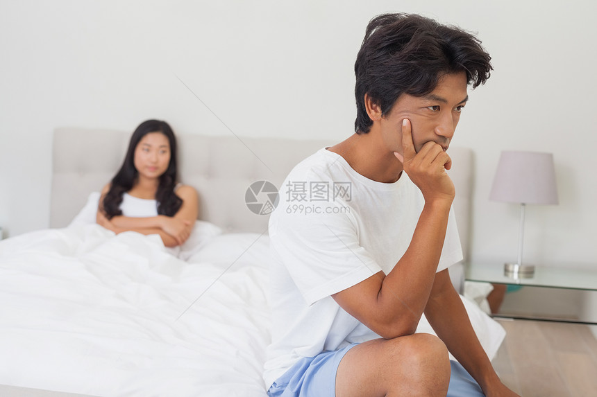 夫妻双方在床上争吵后不说话女性女士闲暇指责家庭房子愤怒双臂男朋友悲伤图片