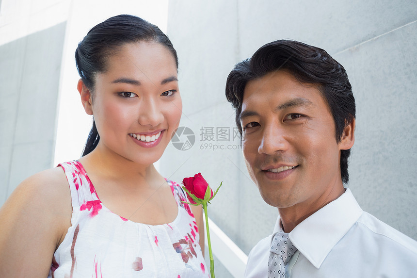 男人向女朋友献红玫瑰裙子夫妻楼梯感情脚步领带男朋友微笑家庭生活房子图片