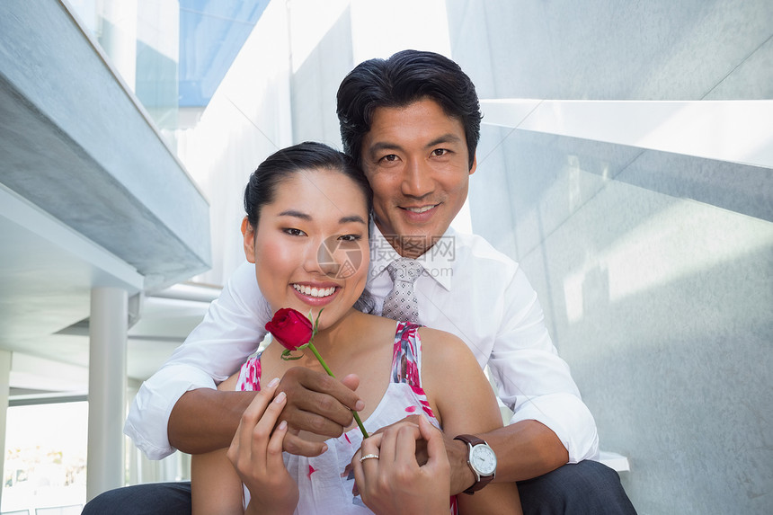男人向女朋友献红玫瑰拥抱感情家庭领带亲密感公寓女性裙子微笑脚步图片