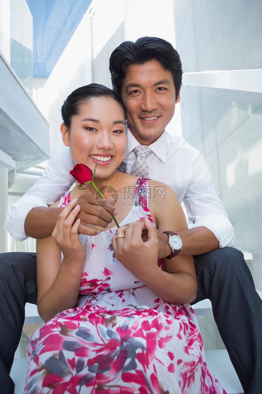 男人向女朋友献红玫瑰快乐女性房子男性住所女士拥抱公寓微笑家庭生活图片