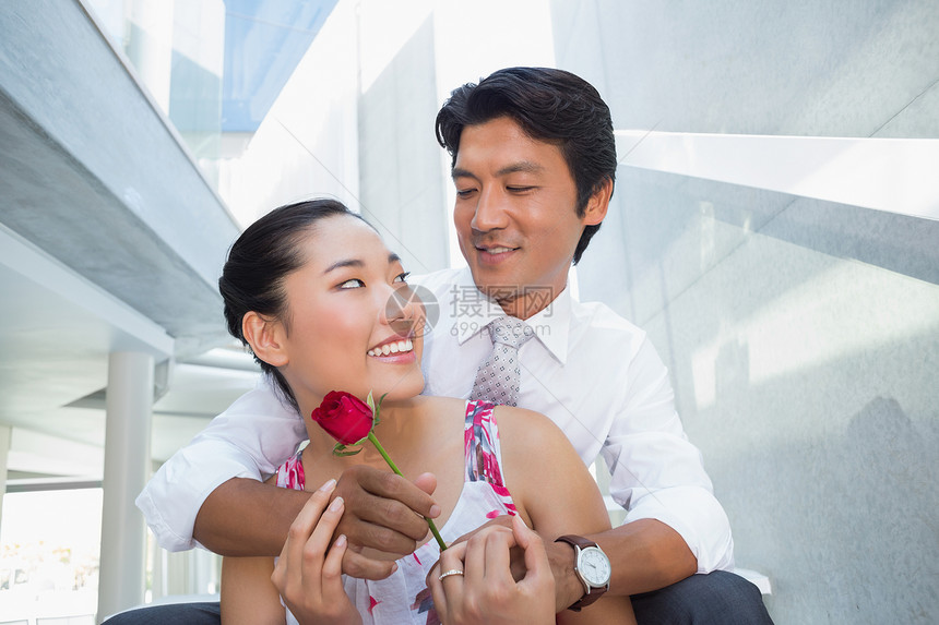 男人向女朋友献红玫瑰脚步家庭快乐微笑女性衬衫房子公寓裙子女士图片