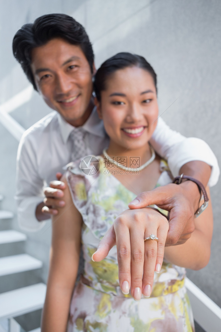 一对夫妇在女性手指上展示订婚戒指闲暇感情住所微笑房子衬衫快乐领带男性公寓图片