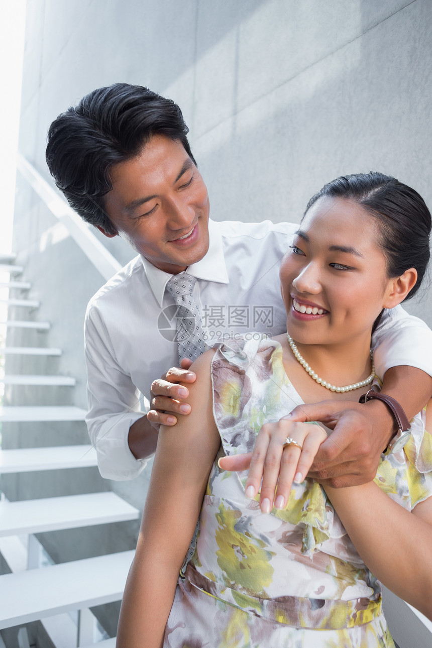 一对夫妇在女性手指上展示订婚戒指女士感情男性快乐公寓微笑房子衬衫夫妻住所图片