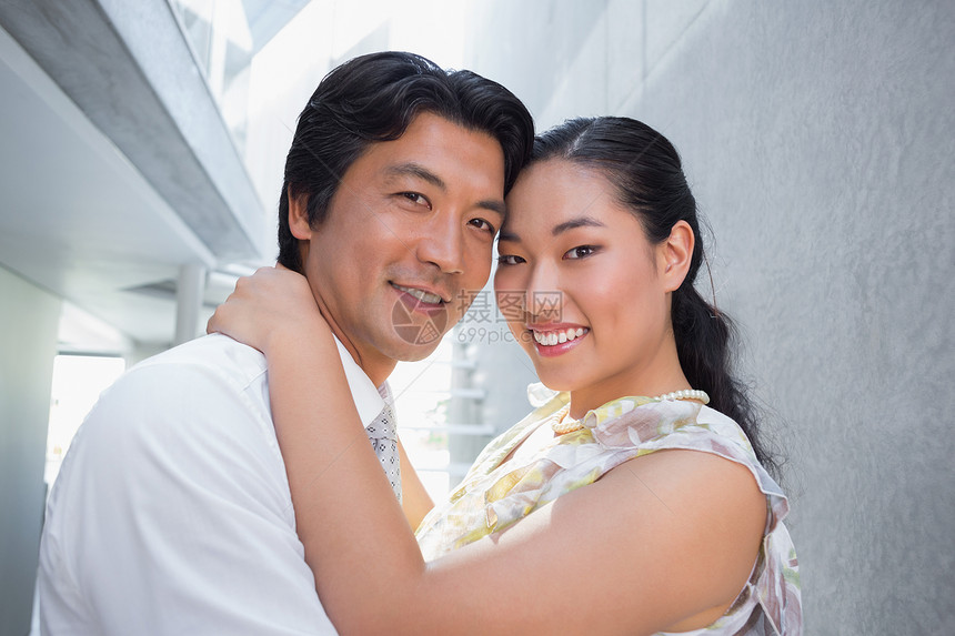 快乐的情侣互相拥抱衬衫住所房子闲暇裙子男性夫妻家庭感情公寓图片