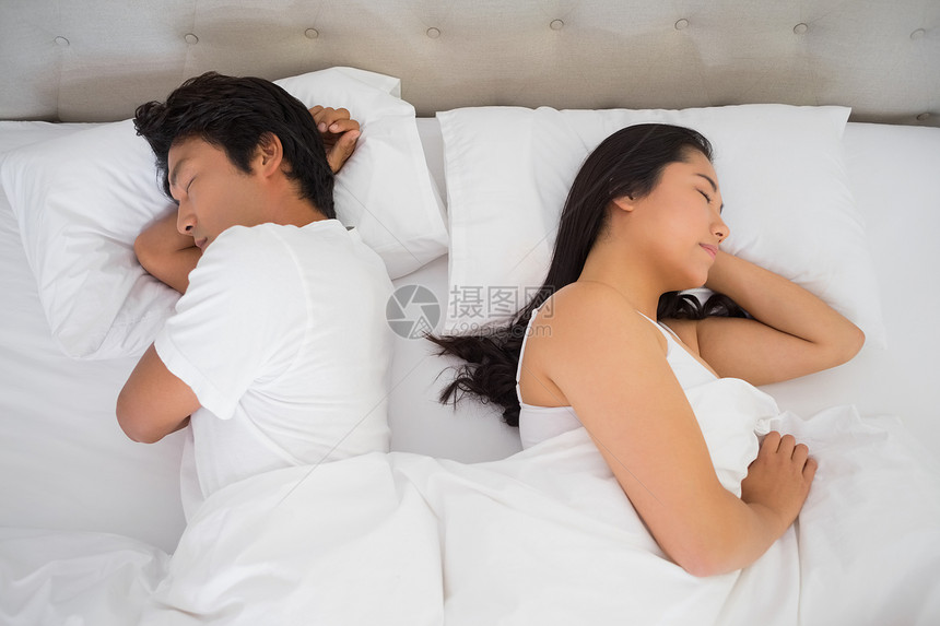 夫妇睡在床上羽绒被房子住所坐垫公寓闲暇家庭夫妻男性枕头图片