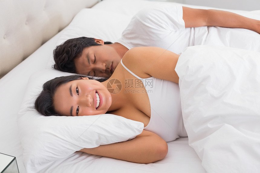 躺在床上微笑的情侣快乐女性闲暇午睡房子睡眠公寓感情夫妻男性图片