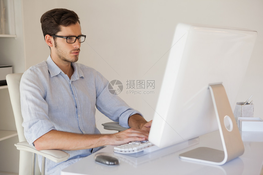 在办公桌工作的非临时商务人士屏幕键盘人士专注电子职场男性衬衫男人休闲图片