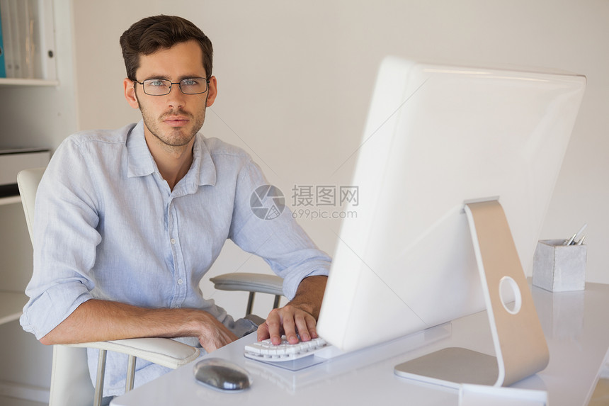 商务人士在办公桌的照相机前摇摇欲坠专注职场工作电脑休闲技术电子职业胡子人士图片