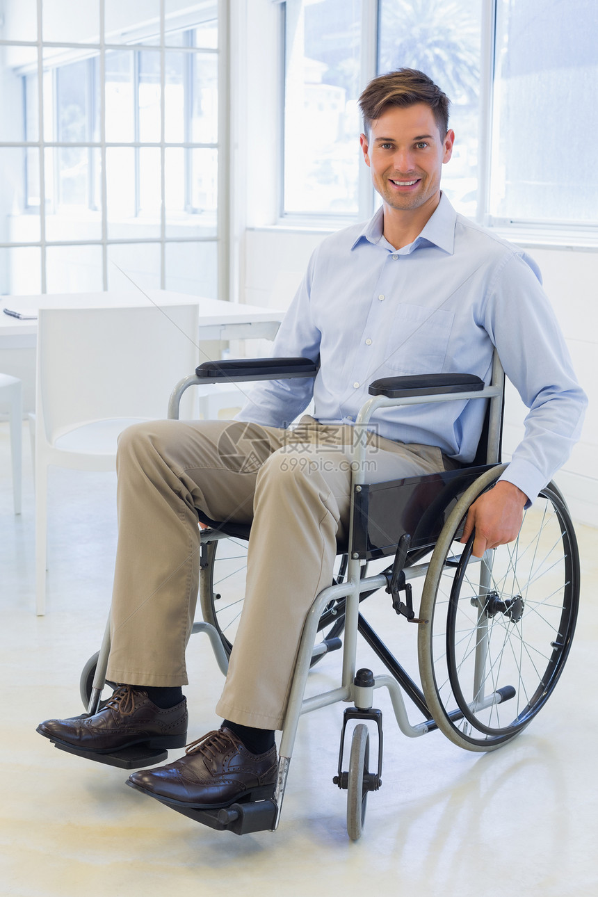 手持轮椅 笑着看镜头的偶然商务人士职场功能辅助男性休闲职业残疾人男人工作疾病图片
