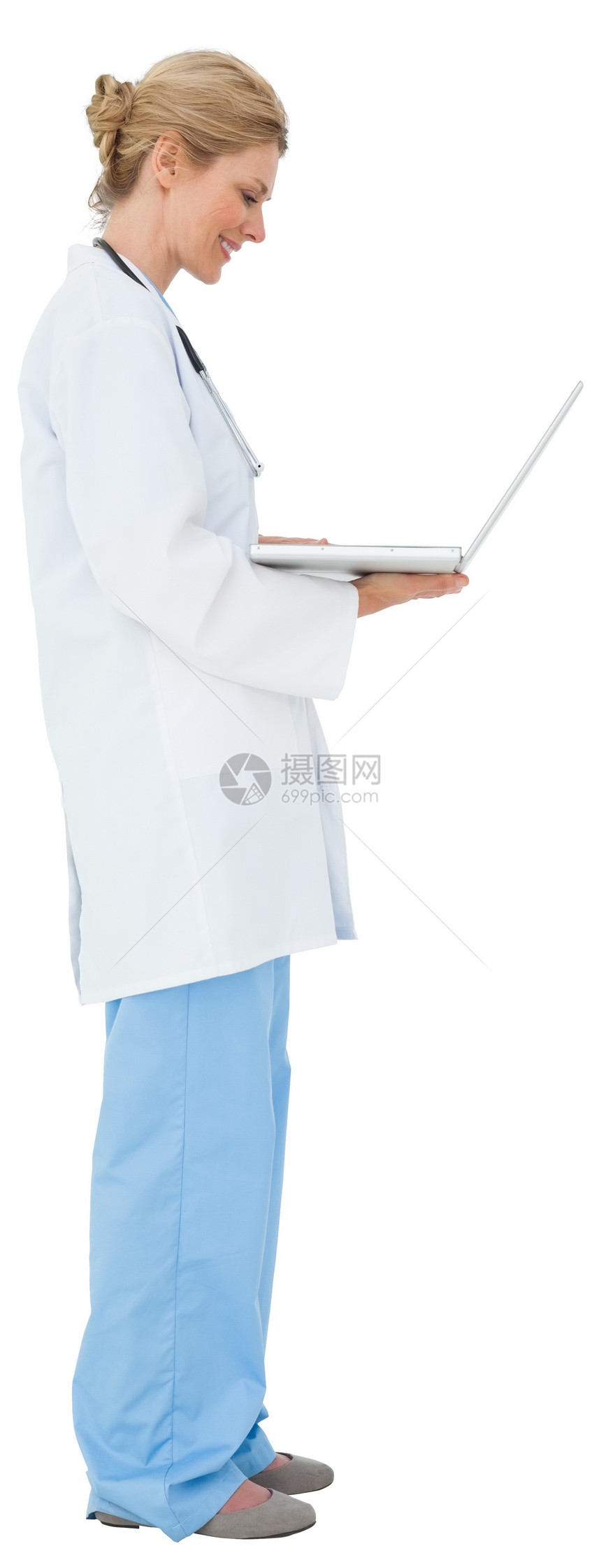 使用膝上型电脑用实验室大衣的金发医生医疗职业女性实验微笑工作服女士快乐从业者笔记本图片