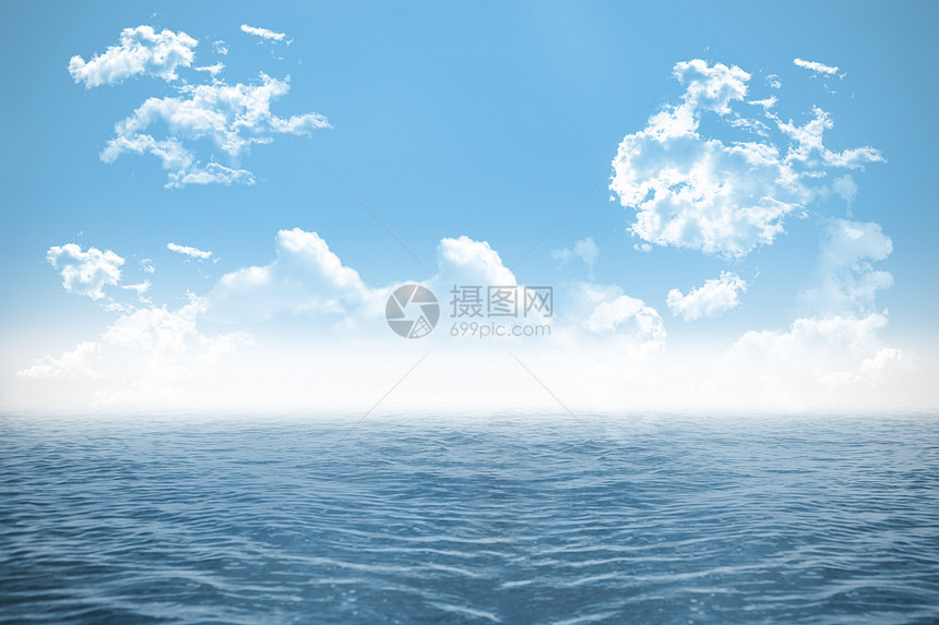 阴云蓝色天空下的开阔海洋图片