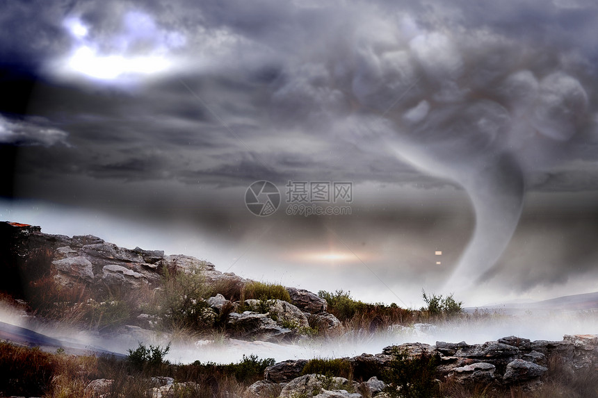 风暴的天空与龙卷风席卷地貌环境雷雨多云黑暗计算机绘图岩石图片