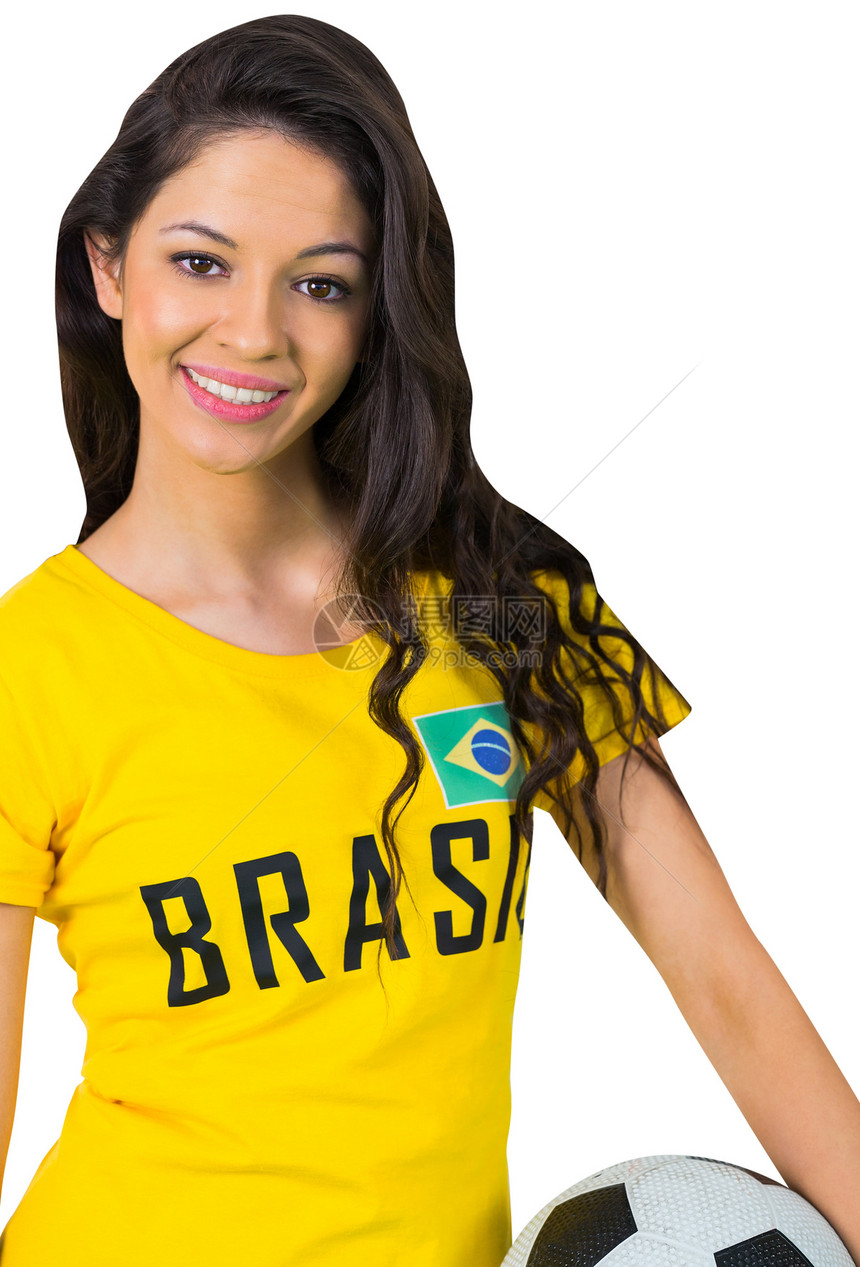 穿胸罩T恤的漂亮的足球球迷绿色运动影棚混血微笑女性杯子黄色观众快乐图片