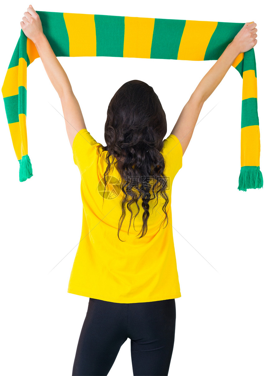 穿着brasil T恤的兴奋足球球迷杯子条纹观众支持者绿色黄色围巾混血世界影棚图片