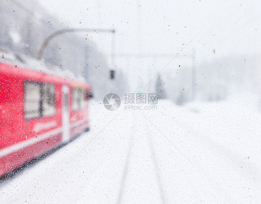 雪中火车季节性车皮铁路季节运输蒸汽红色旅行机车世界图片