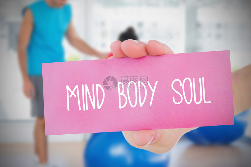 女人拿着粉红卡 说心灵灵魂女性身心快乐健身健身室讲师微笑身体男性男人图片