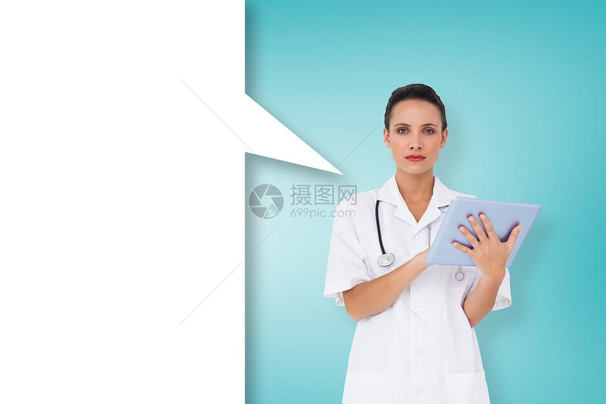使用有言语泡沫的平板电脑 Pc 美护士综合图像束腰插图棕色药片头发女士蓝色女性专注绘图图片
